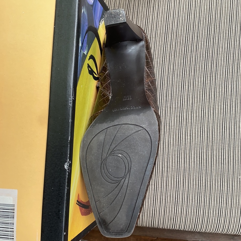 Women’s short boot. - Picture 6 of 6